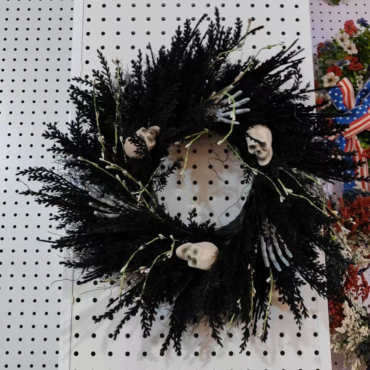 XHKUYI Halloween Skeleton Wreath 19.7 Inch, Black Skull Hand Halloween Wreath with Bone Details and Spooky Round Door Accent, for Front Door, Porch Wall, Haunted House Party, Indoor Entry Decor